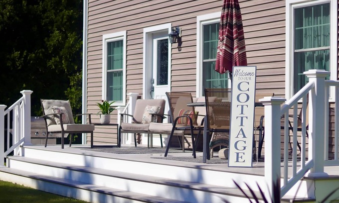 Misquamicut Cottage | The Beach House: 8 min walk to Misquamicut, sleeps 5, beach parking/walk on pass
