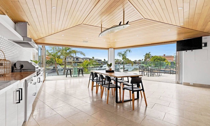 Patterson Lakes Maison | The Beach House: Waterfront with Boat Mooring