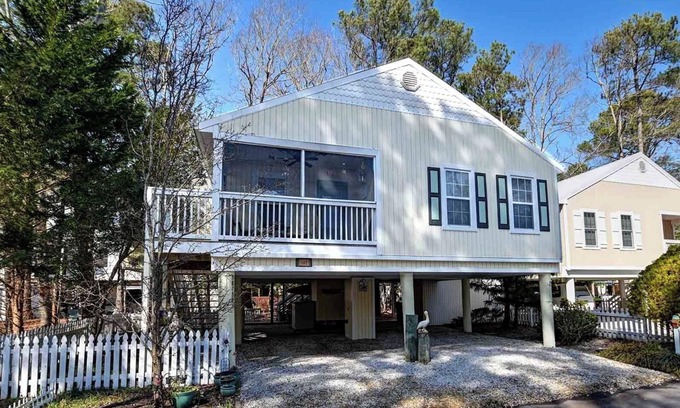 Clearwater Cottage | The Beach Treehouse located in Clearwater Community! WIFI, Community Pool, 3 miles to the Beach!
