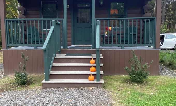 Warren Cabine | THE BEAR'S DEN Cute and cozy studio Maine cabin