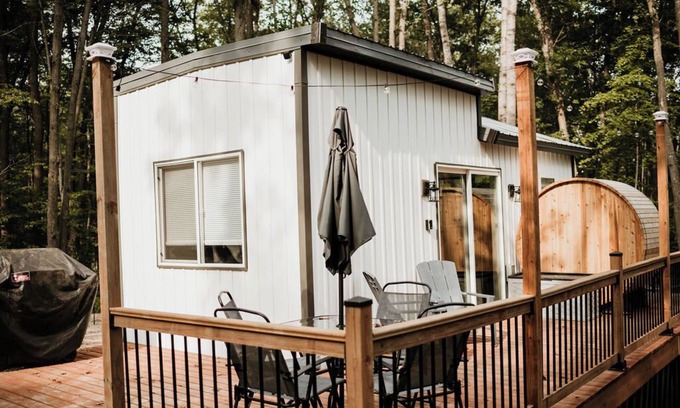 Randall Cabine | “The Beatnik nook” - tiny cabin in the woods - sauna, outdoor tub!
