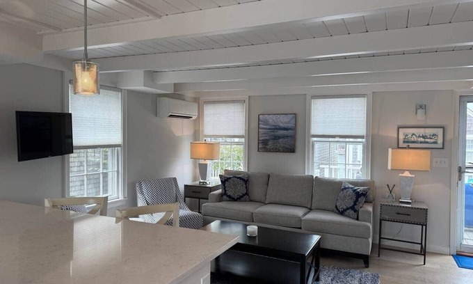 Nantucket Town Appartement | The best location Downtown Nantucket Condo minutes from Ferries.