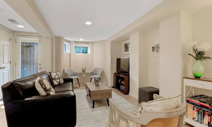 Cardozo Appartement | NEW Classy Dupont-Logan Apt + Parking & Patio