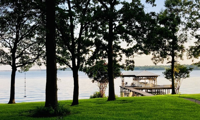Cherokee County Maison | The best of lake living; 3/2+Loft; Open water and large yard