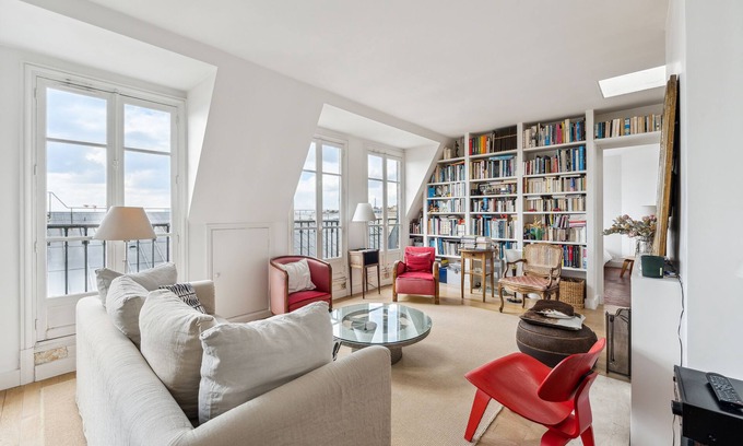 Quartier de Rochechouart Appartement | The Bibliophile’s Haven, by Veeve
