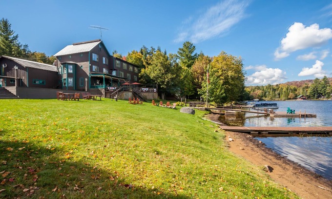 Eagle Bay Hôtel | The Big Moose Inn