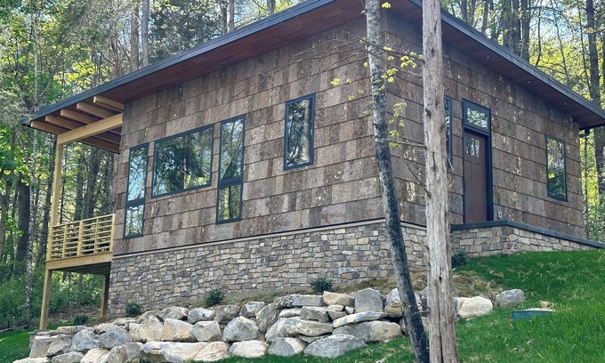 Blacksburg Maison | The Nest - Brand new cabin, 3.5 miles from VT, Privacy, Tile Shower, King bed.