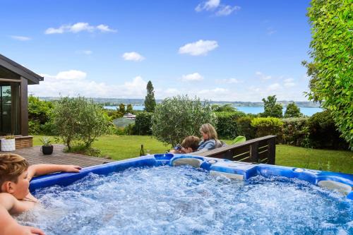 Kawaha Point Maison | The Bird House - Kawaha Point, Rotorua. Stylish six bedroom home with space, views and relaxed atmosphere