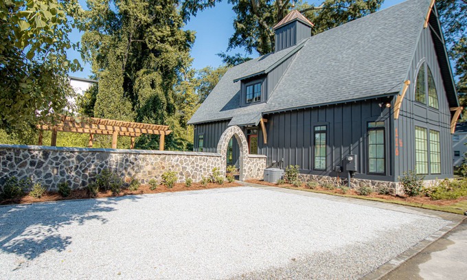 Auburn Maison | The Black Barn, Maison neuve 3 chambres / 3 chambres à coucher! Distance de marche facile à tout!