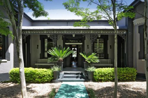 Robertson Maison | The Black House