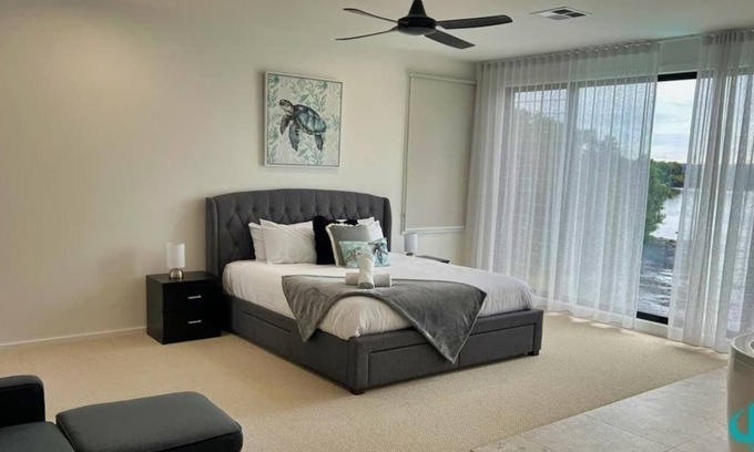Swansea Maison | The Black Swan Lakehouse - waterfront, pool