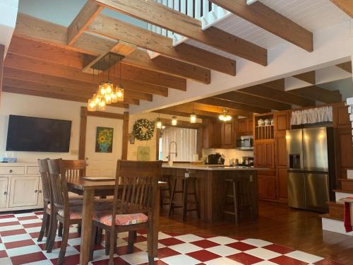 Siloam Springs Maison | The Blessing House Peaceful Stylish Near Downtown