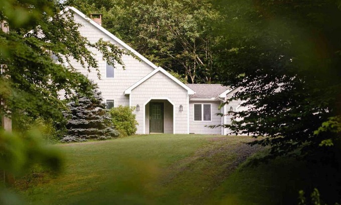 Maplecrest Maison | The Blue Hill House at Windham