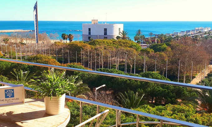 La Vila Olimpica del Poblenou Appartement | THE BLUE HOUSE otherwise discover Barcelona which sees the sea from the terrace
