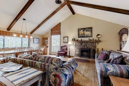 Carriage Hills Maison | The Blue Raven