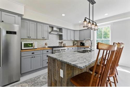 Sebago Maison | The Blueberry House - Spacious, Family & Pet-Friendly Retreat near Sebago Lake