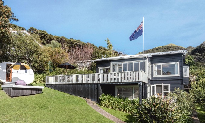 Waiheke Island Maison | The Boat House at Arran Bay - The Boat House at Arran Bay is a spectacular family holiday home in Arran Bay. With 4 bedrooms, plus caravan sleepout,it can sleep up to 8 adults and 12 guests in total.