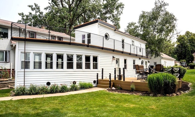 Pewaukee Maison | The Boat House on Pewaukee Lake| Location, Comfort, Experience