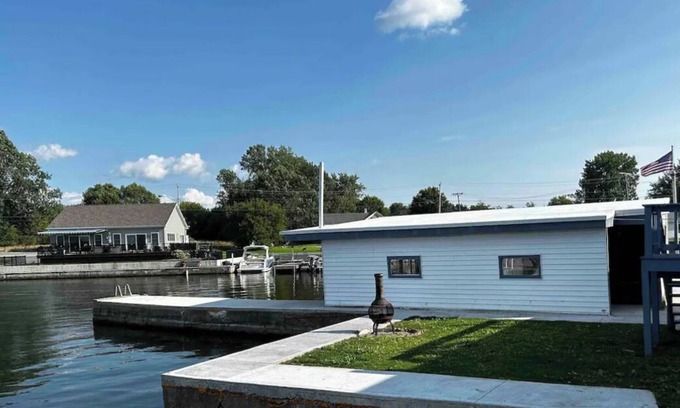 Limerick Maison | The Boathouse: Peaceful lakefront home with protective boathouse.