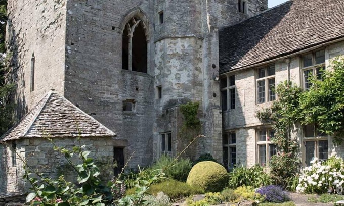 Beverston Autre | The Bothy, Beverston Castle