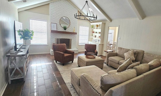Tyler Maison | THE BRIAR Beautiful spacious home in quiet neighborhood. Close to dining and shopping! Broadway Ave.