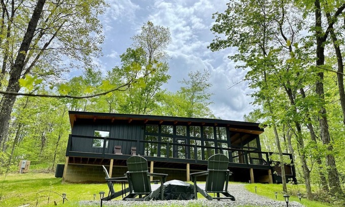 McArthur Cabine | The Briar House-brand new modern, luxurious, romantic cabin w/ hot tub & trails!
