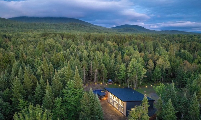 La Patrie Maison | The Bright Star |Hot Tub| Pool Table | Pool |River