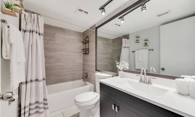 Lansing Copropriété | ♛The Broadway Special♛ - 2 Bd/1 Bath Smart-Condo!