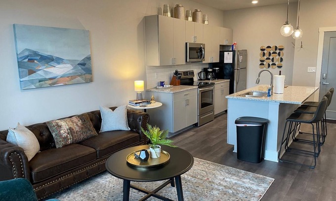 Columbus Appartement | The Buckeye Bungalow | Garage | Walk-In Shower!