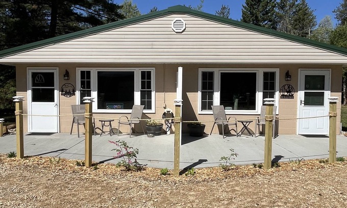 Necedah Appartement | The Bucks Snort is a cozy studio near Castle Rock Lake in Necedah