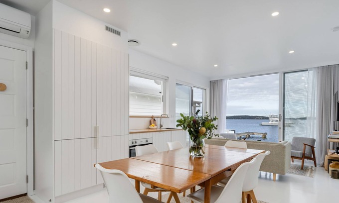 Coal Point Maison | The Bungalow - Absolute Waterfront