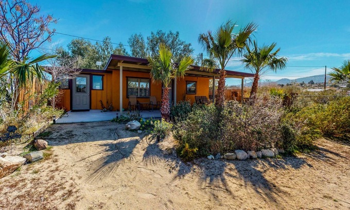 Joshua Tree Maison | Le bungalow au centre-ville de Joshua Tree - Un bungalow rénové du milieu du siècle