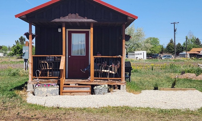 Stevensville Cabine | The Bunkhouse nTiny home with a farm feel.with WiFi,and AC.