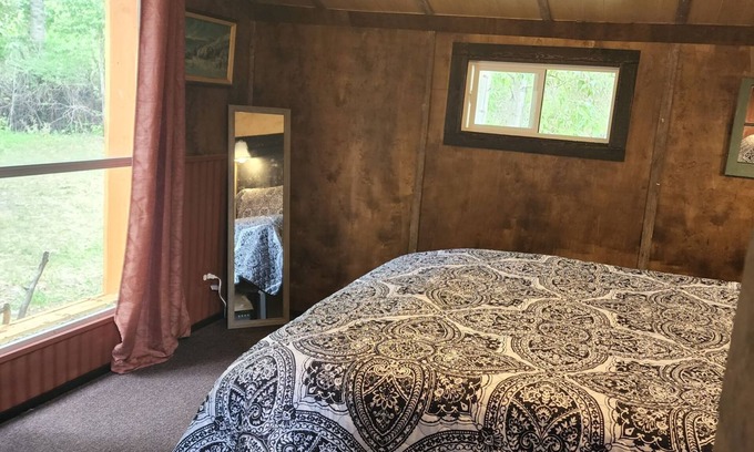 Augusta Cabine | The Bunkhouse-within walking distance to Main Street Augusta