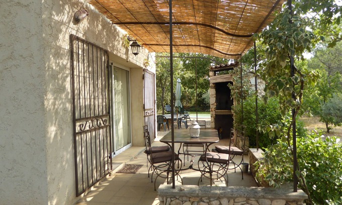 Saint-Saturnin-les-Apt Maison | Cabanon, 3 étoiles, sa piscine au pied du Luberon.