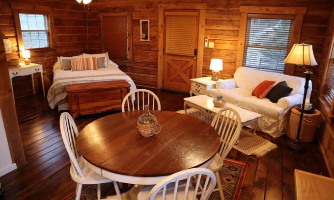 Newcomb Appartement | The Cabin at GoodSoil Farm