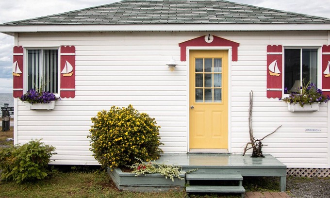 Pointe-au-Pere Chalet De Ski | The Cabines du Phare are located in Rimouski by the sea. They are composed of te