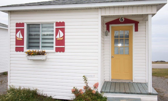 Pointe-au-Pere Chalet De Ski | The Cabines du Phare are located in Rimouski by the sea. They are composed of te