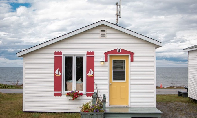 Pointe-au-Pere Chalet De Ski | The Cabines du Phare are located in Rimouski by the sea. They are composed of te