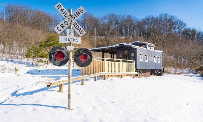 Creola Maison | The Caboose + Hot Tub I Fire Pit