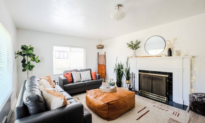 Logan Maison | The Cache Cottage ~ cozy 5 bedroom close to USU, Downtown Logan and Logan Canyon