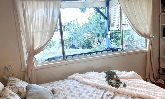 Clayton South Maison | The Cactus View Room Train Staion