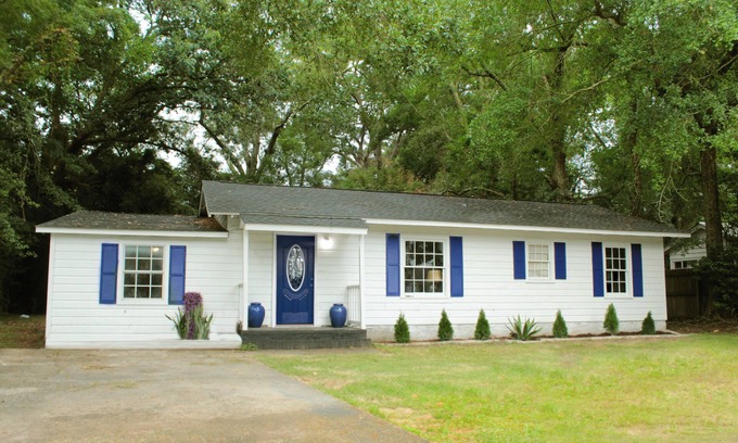 Mobile Lit Et Petit-Déjeuner | The Camelot House 3 Bedroom Home and Entertainment Loft
