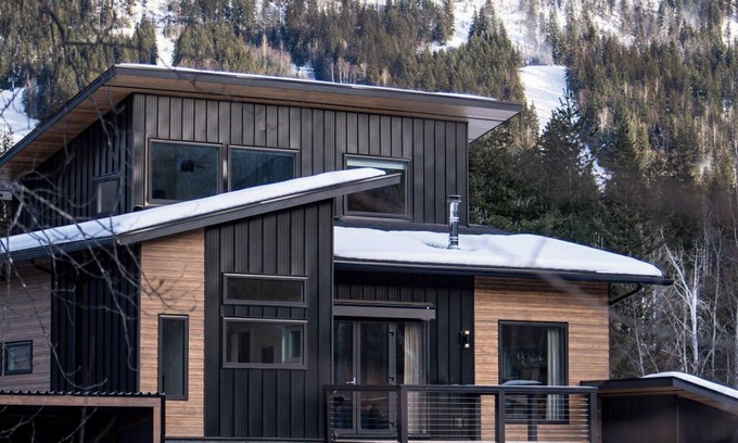 Revelstoke Cabine | The CAPOW House | Revelstoke Adventure Center | 1 Minute From Ski Hill
