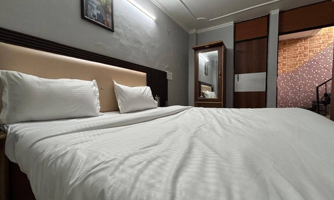 Delhi Maison | The Capstone