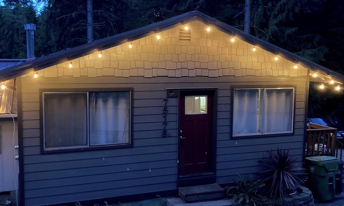 Rainier Appartement | The Carpenter's Cottage- Serene; 2Bed, 1 bath, w/hot tub!