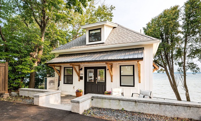 Lakeside - Lester Park Cottage | The Carriage House on Lake Superior I Lakeshore & Views I by Relax Open Air