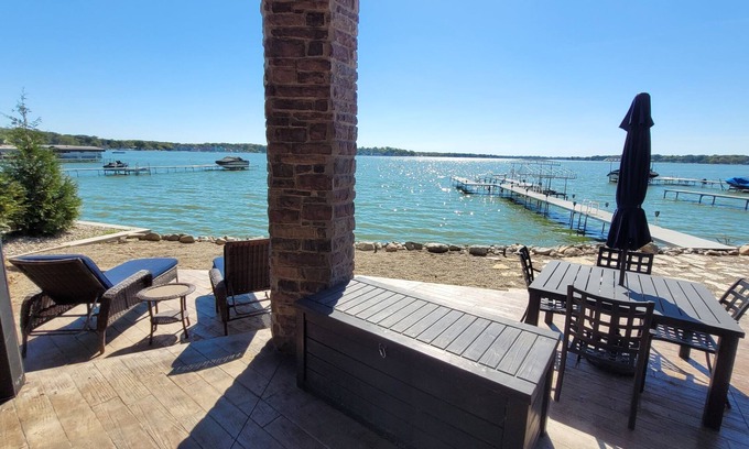 Cedar Lake Maison | "The Cedar Lake Escape" is a lakeside retreat offering 5 bedrooms and 3 baths.