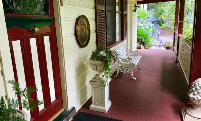 Medlow Bath Maison | The Chalet Guesthouse And Studio
