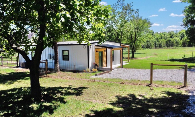 Tulsa Autre | The charming Scissortail Farmhouse on land with hot tub minutes from downtown!